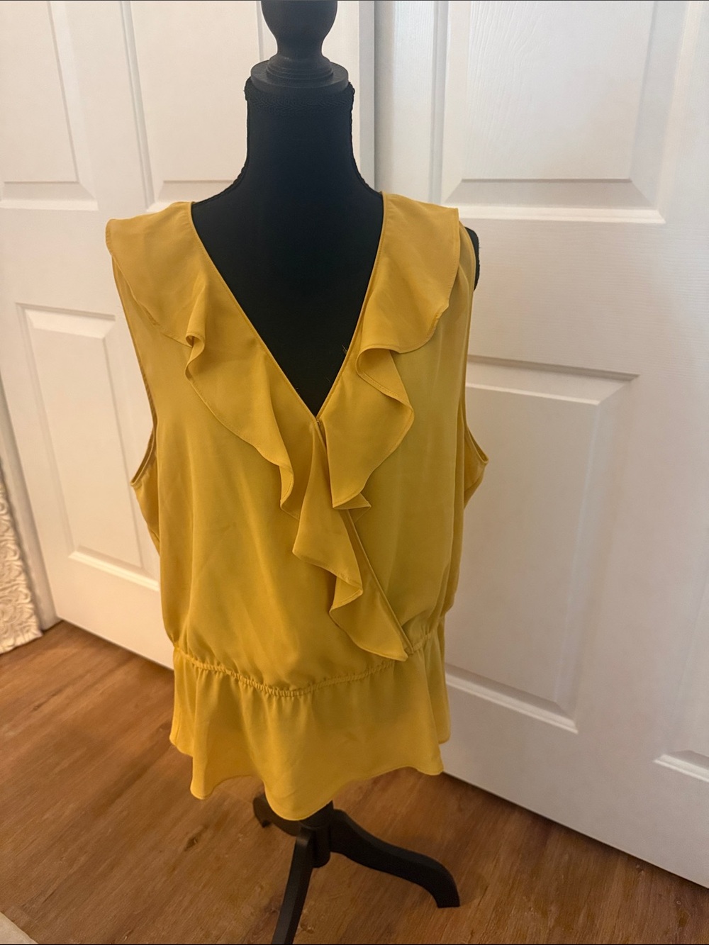 Banana Republic Women’s Mustard Yellow Ruffle V-Neck Sleeveless Blouse Office